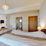 Olive View * 凯里尼亚